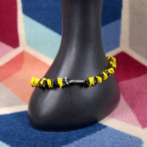Beaded Choker Necklace Textured Yellow Black Plastic With Barrel Clasp - Picture 3 of 3